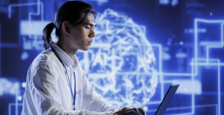 hombre joven frente a una computadora haciendo referencia a digital transformation strategy