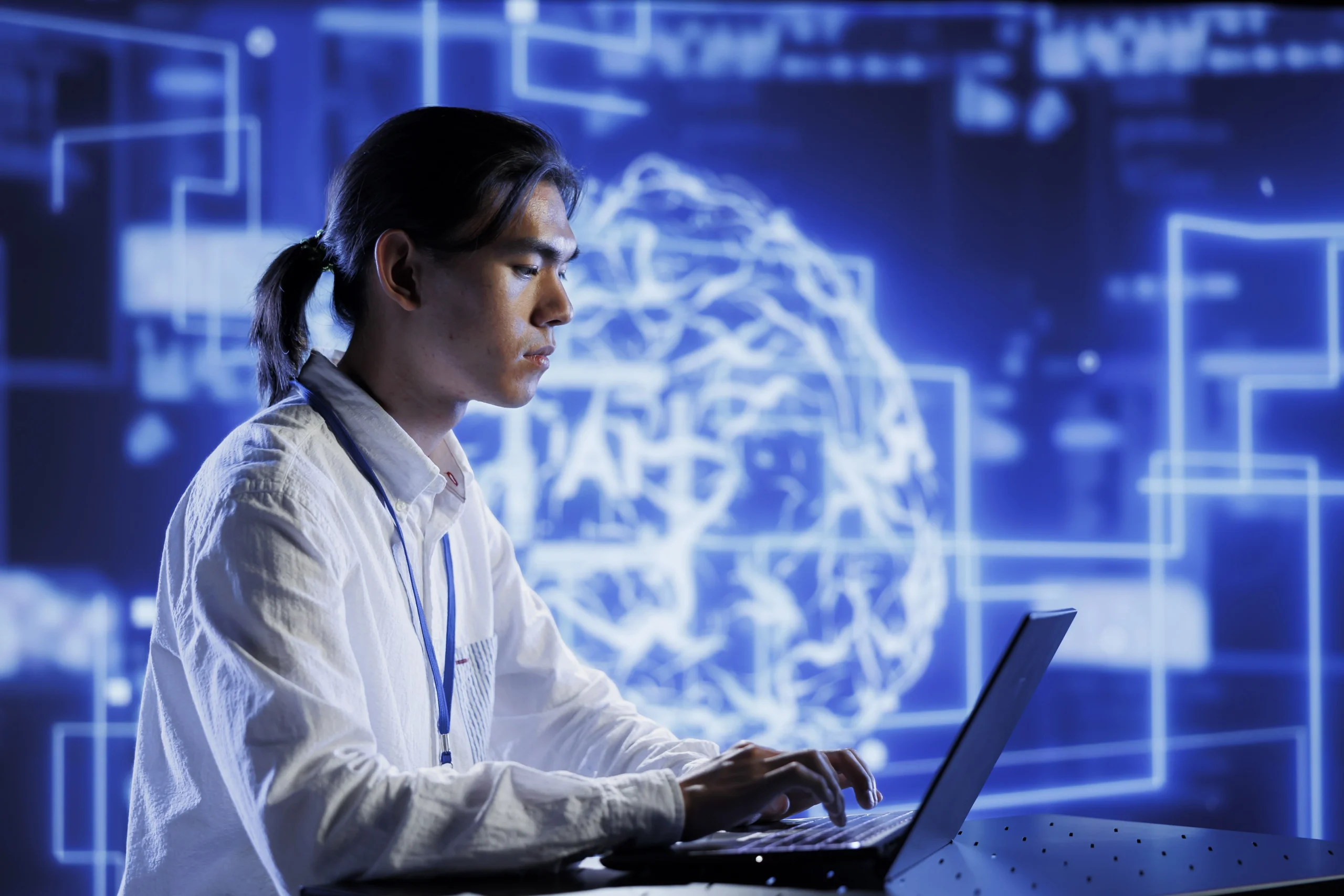 hombre joven frente a una computadora haciendo referencia a digital transformation strategy