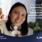 Mujer señalando una casilla de verificación digital, representando un flujo automatizado con Power Automate para la integración de usuarios externos sin complicaciones con lógica automatizada