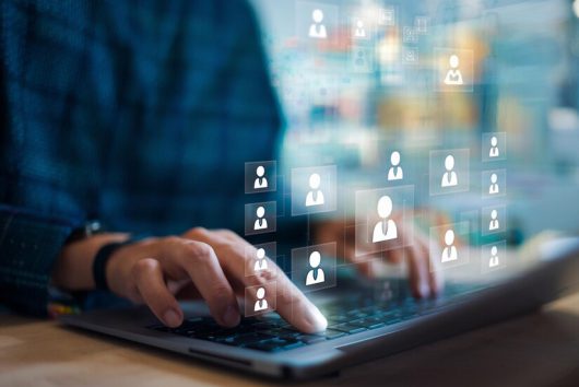 empresario-que-utiliza-personas-icono-desarrollo-concepto-intercambio-informacion-formacion-servicio-al-cliente_1126722-15595