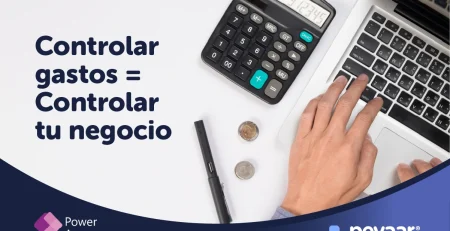 Persona usando un portátil y calculadora para llevar el control de gastos
