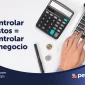 Persona usando un portátil y calculadora para llevar el control de gastos