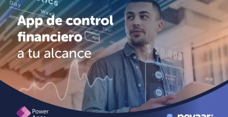 Joven sosteniendo su tableta usando la app de control financiero