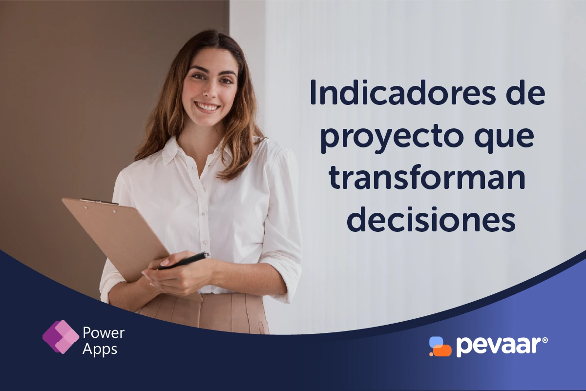 Mujer teniendo los resultados de los indicadores de proyecto en sus manos.