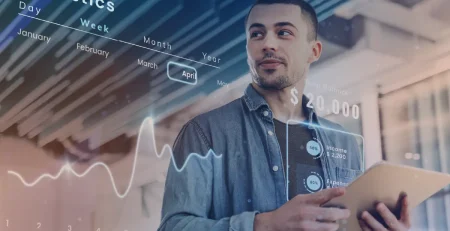 Joven sosteniendo su tableta usando la app de control financiero