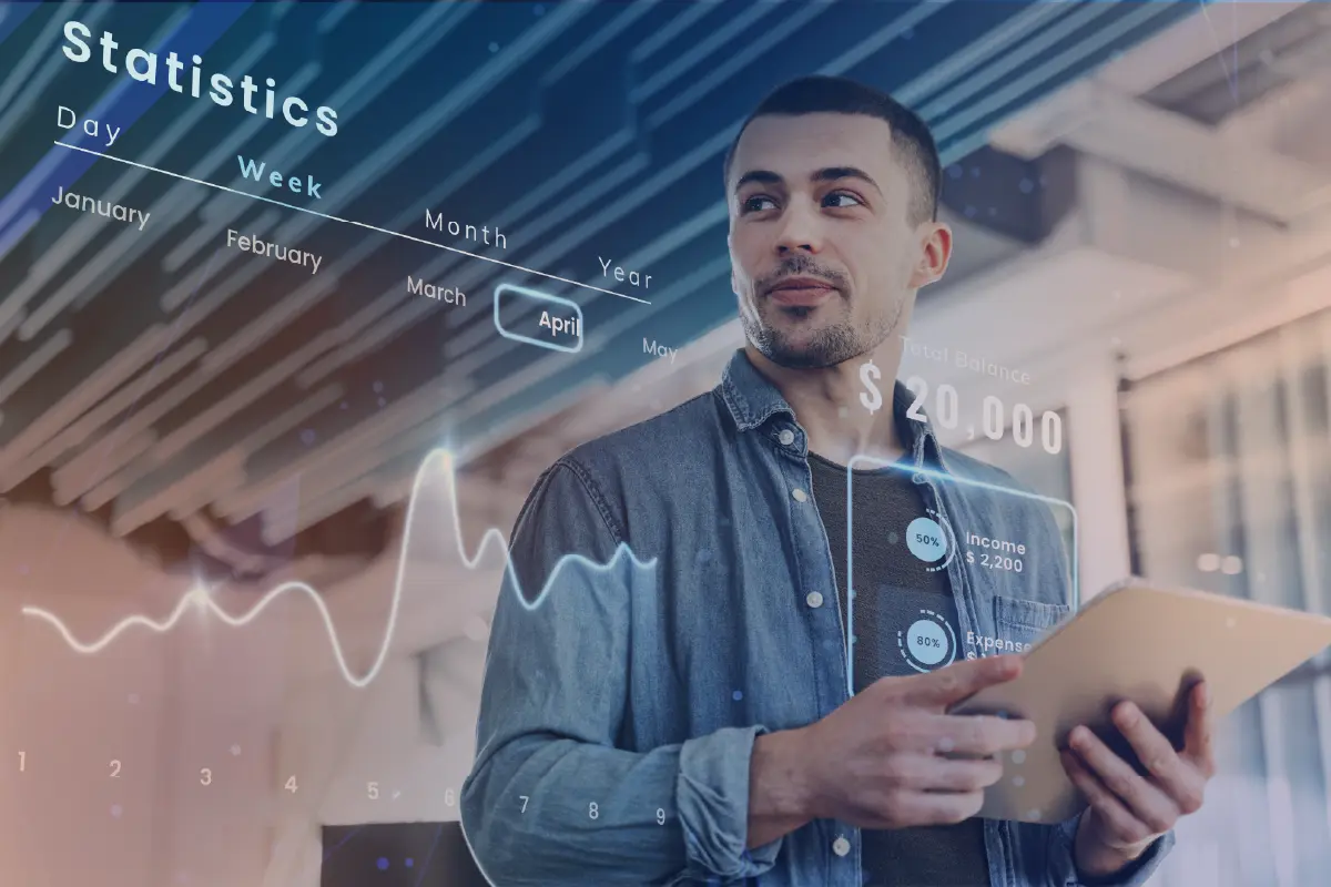 Joven sosteniendo su tableta usando la app de control financiero