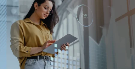 Mujer leyendo los resultados que le dio el GPT Contable