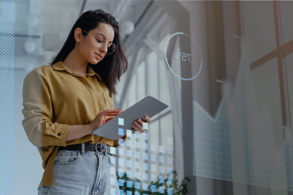 Mujer leyendo los resultados que le dio el GPT Contable