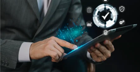 Empresario con su tablet viendo la diferencia entre Agente IA vs Chatbot