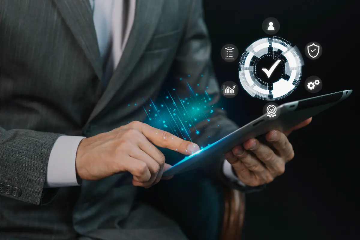 Empresario con su tablet viendo la diferencia entre Agente IA vs Chatbot