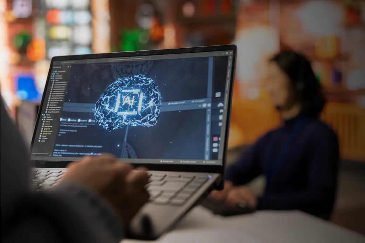 Empresario con su portátil para personalizar agente de IA para negocio