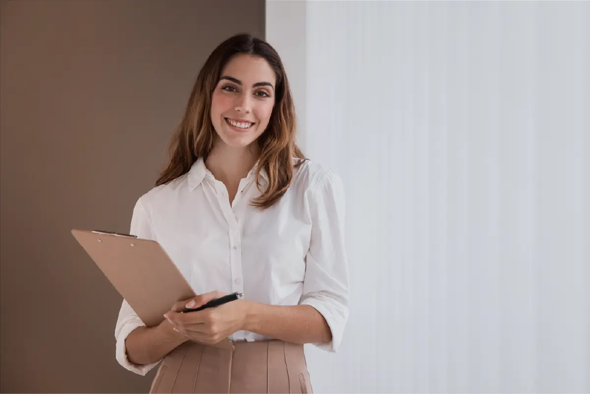Mujer teniendo los resultados de los indicadores de proyecto en sus manos.