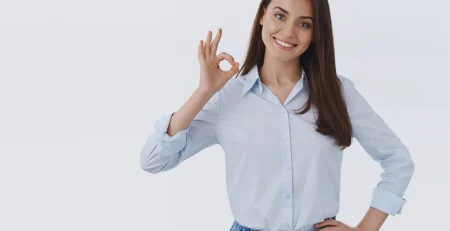 Joven aprobando el flujo de correos de recordatorio