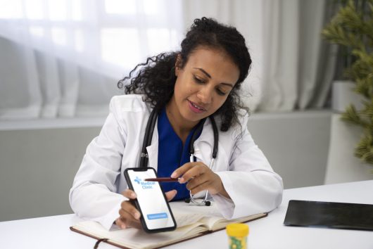 doctor-de-tiro-medio-con-smartphone