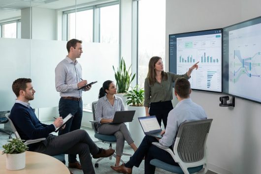 Professional_team_analyzing_202601051618