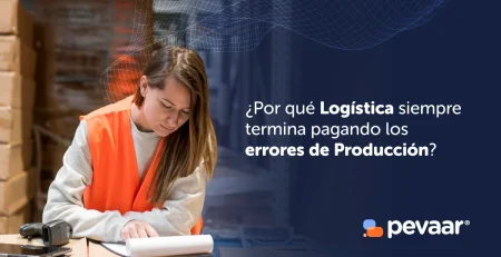 Trabajadora de logística revisando mercancía en un almacén mientras analiza los errores en la coordinación entre producción y logística