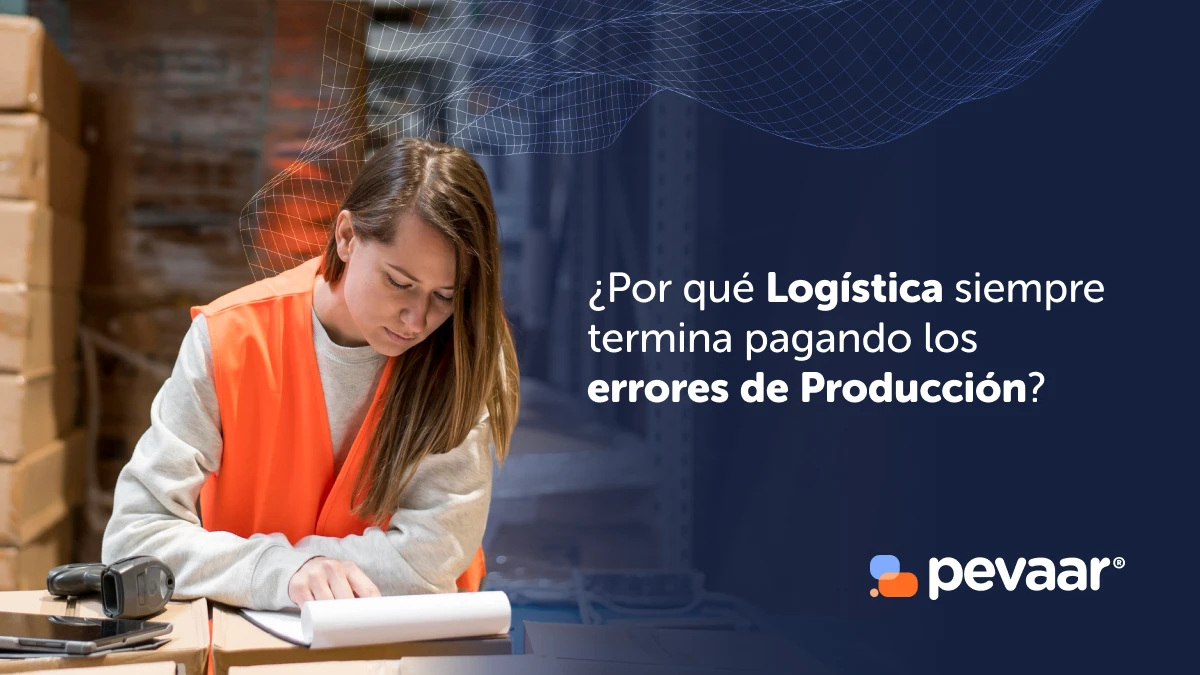 Trabajadora de logística revisando mercancía en un almacén mientras analiza los errores en la coordinación entre producción y logística