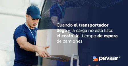 Transportador manipulando una caja mientras representa el costo del tiempo de espera de los camiones