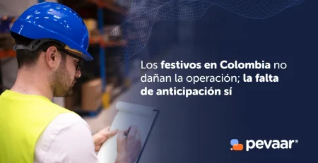 Imagen de portada de un operario de almacén en Colombia con casco azul y chaleco de seguridad mirando una tabla de inventario. A la derecha, texto sobre fondo azul: "Los festivos en Colombia no dañan la operación; la falta de anticipación sí".