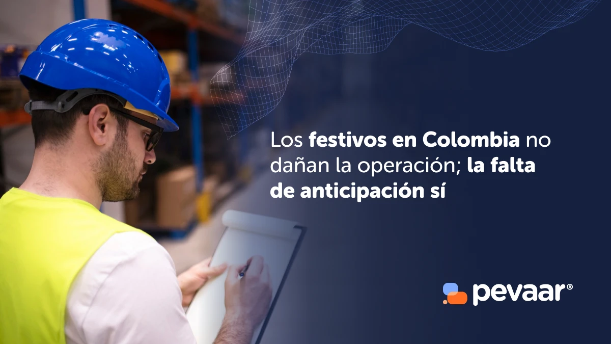 Imagen de portada de un operario de almacén en Colombia con casco azul y chaleco de seguridad mirando una tabla de inventario. A la derecha, texto sobre fondo azul: "Los festivos en Colombia no dañan la operación; la falta de anticipación sí".