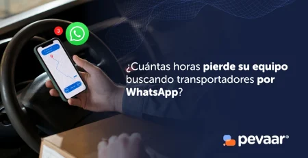 Conductor sosteniendo un celular con una aplicación de rutas y notificaciones de WhatsApp, junto al texto "¿Cuántas horas pierde su equipo buscando transportadores por WhatsApp?"
