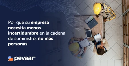 Vista cenital de operadores trabajando en almacén con tablets y portátiles, junto al texto "Por qué su empresa necesita menos incertidumbre en la cadena de suministro, no más personas