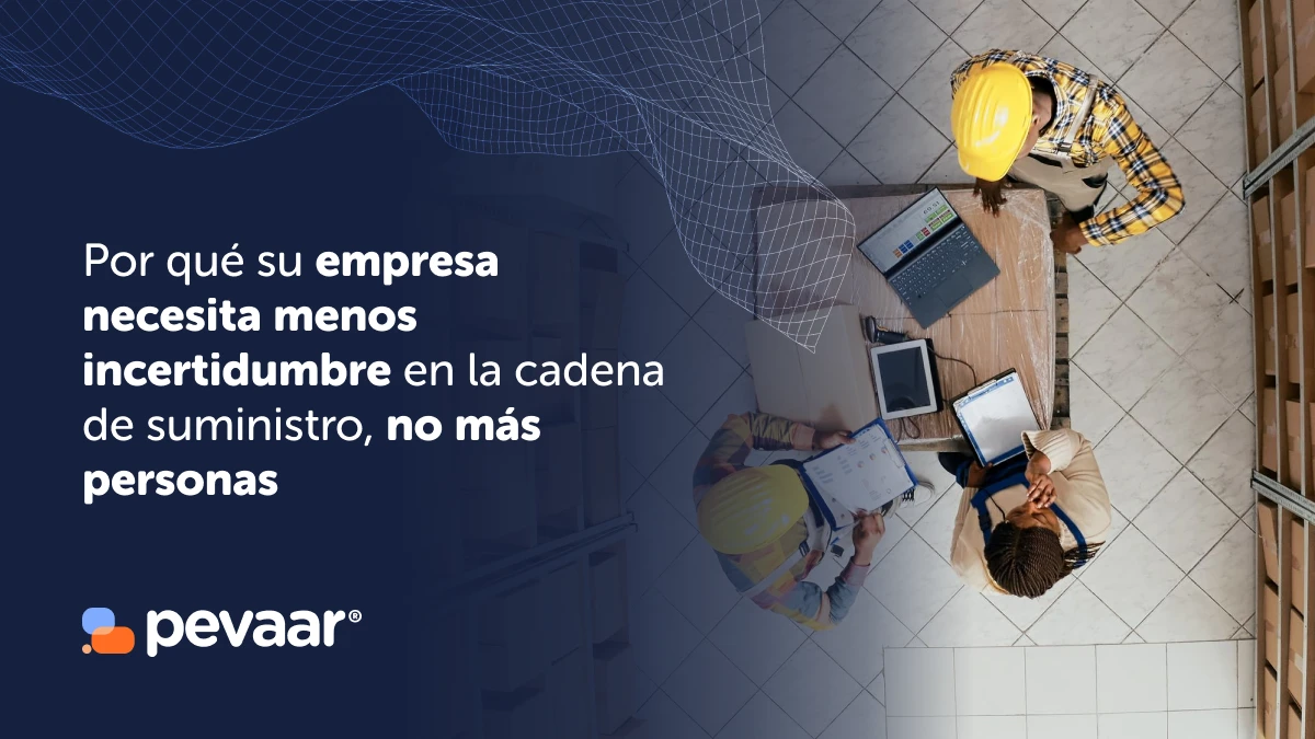 Vista cenital de operadores trabajando en almacén con tablets y portátiles, junto al texto "Por qué su empresa necesita menos incertidumbre en la cadena de suministro, no más personas