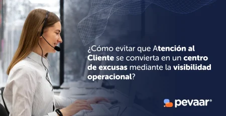 Asesora de atención al cliente con diadema frente a un ordenador, acompañada del texto "¿Cómo evitar que Atención al Cliente se convierta en un centro de excusas mediante la visibilidad operacional?"