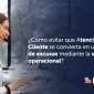 Asesora de atención al cliente con diadema frente a un ordenador, acompañada del texto "¿Cómo evitar que Atención al Cliente se convierta en un centro de excusas mediante la visibilidad operacional?"