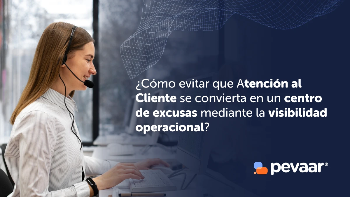 Asesora de atención al cliente con diadema frente a un ordenador, acompañada del texto "¿Cómo evitar que Atención al Cliente se convierta en un centro de excusas mediante la visibilidad operacional?"
