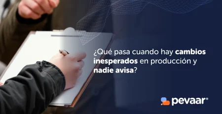 Primer plano de manos escribiendo en un portapapeles junto a un texto en español sobre fondo azul oscuro preguntando: "¿Qué pasa cuando hay cambios inesperados en producción y nadie avisa?", con el logo de Pevaar debajo.