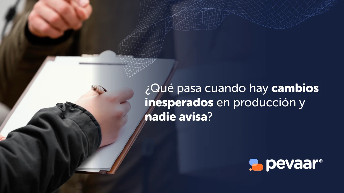 Primer plano de manos escribiendo en un portapapeles junto a un texto en español sobre fondo azul oscuro preguntando: "¿Qué pasa cuando hay cambios inesperados en producción y nadie avisa?", con el logo de Pevaar debajo.